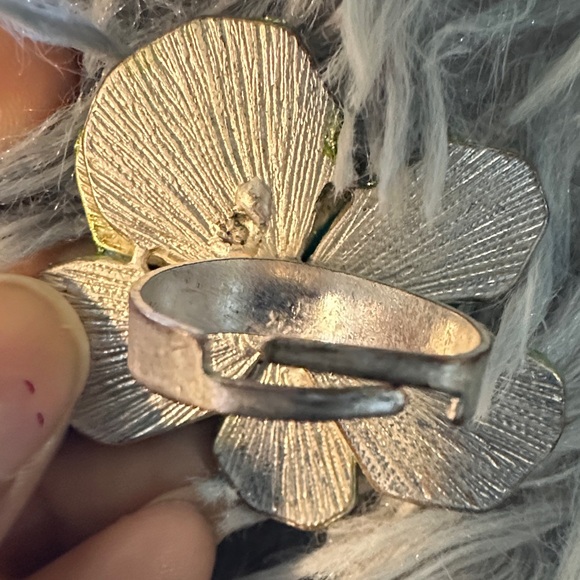 Chic Green Floral Statement Ring - Picture 11 of 17